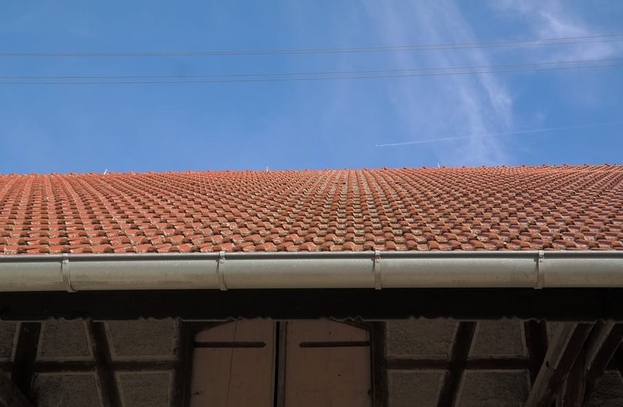 roof with gutter
